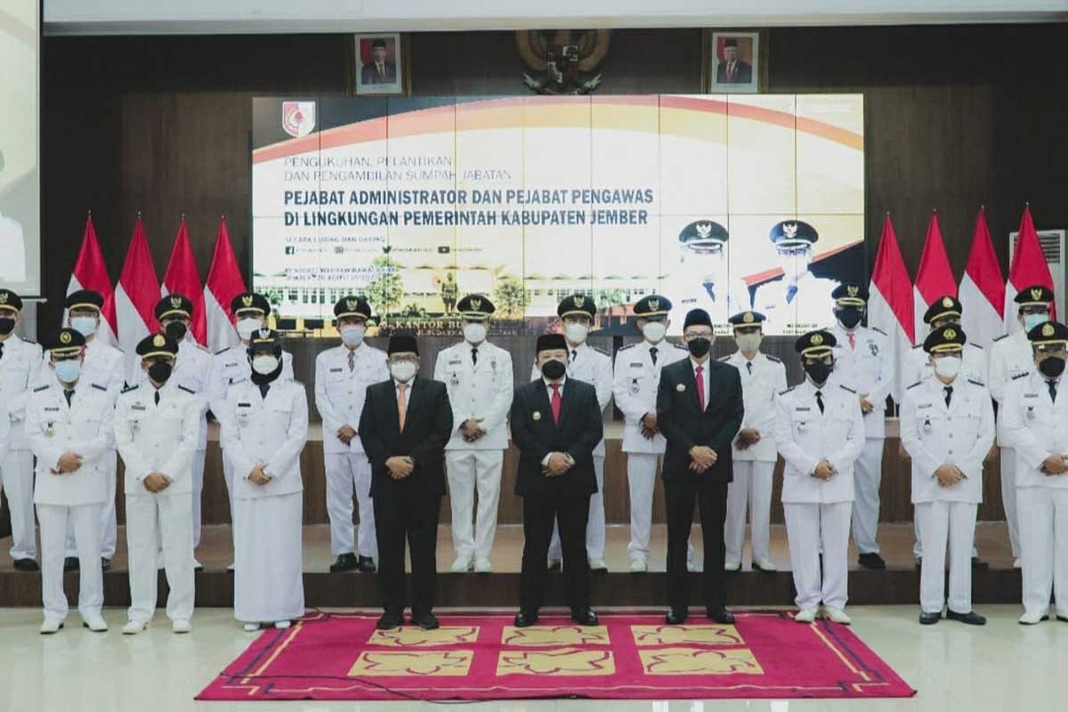 Bupati Hendy dan Wabup Gus Firjaun saat foto bersama setelah pelantikan. (ist) - Bupati Jember Lantik Pejabat Administrator dan Pengawas Pemkab