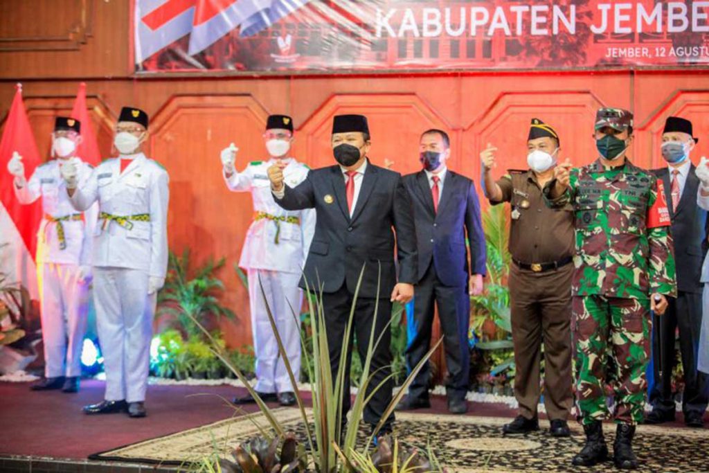 Bupati Hendy saat memimpin upacara pengukuhan Paskibraka 2021. (ist) - Bupati Jember Kukuhkan 73 Paskibraka 2021 Kabupaten Jember