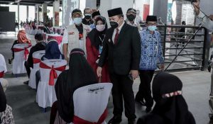 Bupati Hendy saat meninjau pelaksanaan vaksinasi gratis di Sevendream City Baratan Patrang. (ist) - Bupati Hendy Tinjau Langsung Vaksinasi Gratis Sekolah Perempuan Jember