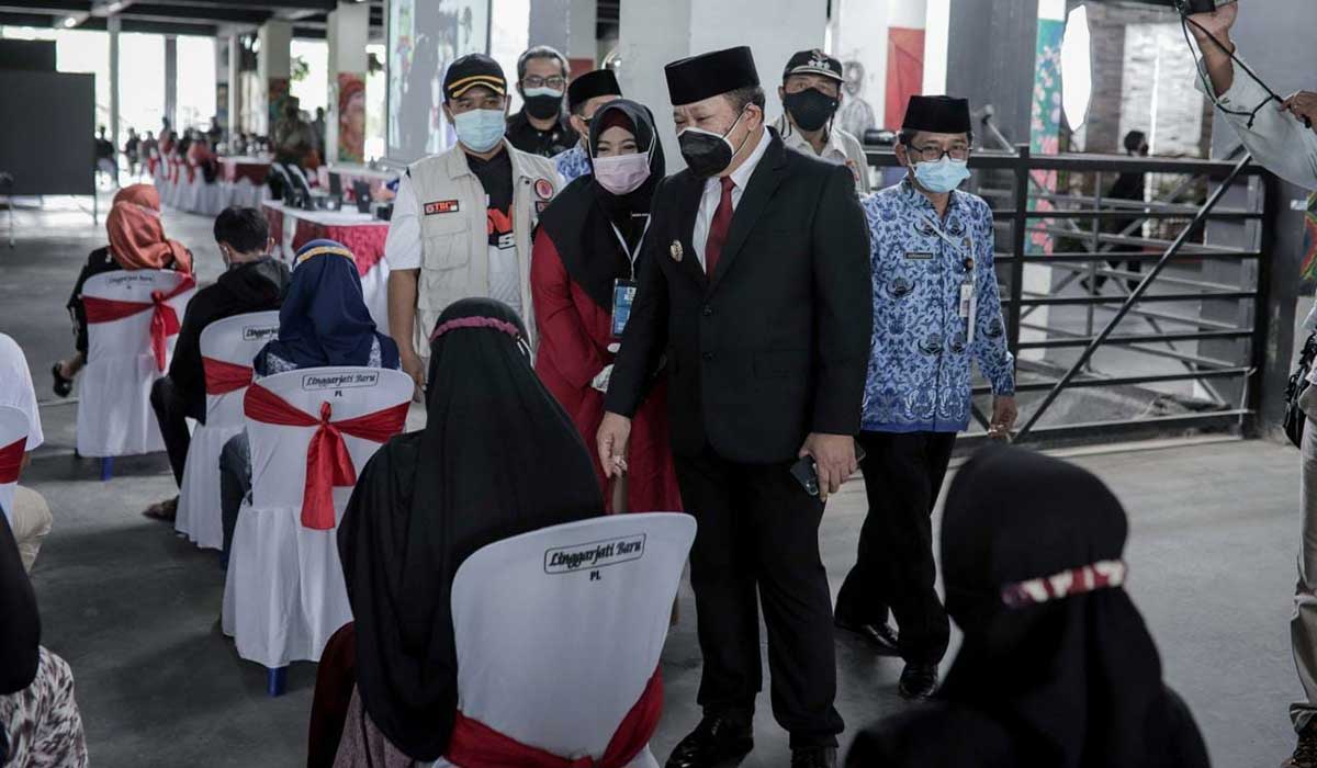 Bupati Hendy saat meninjau pelaksanaan vaksinasi gratis di Sevendream City Baratan Patrang. (ist) - Bupati Hendy Tinjau Langsung Vaksinasi Gratis Sekolah Perempuan Jember