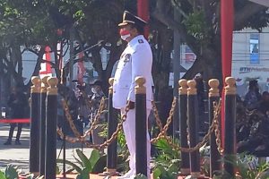 Bupati Jember Hendy Siswanto, memimpin upacara HUT ke-76 Kemerdekaan Republik Indonesia di alun-alun Jember. (ist) - Bupati Jember Pimpin Upacara Pengibaran Bendera HUT Ke-76 RI