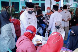Bupati Jember Hendy Siswanto saat mengunjungi acara vaksinasi gratis di Pondok Pesantren Alfalah, Desa Karangharjo, Kecamatan Silo. (ist) - Percepat Target Vaksinasi, Pemkab Jember Gelar Vaksin Gratis Bagi Warga Kecamatan Silo