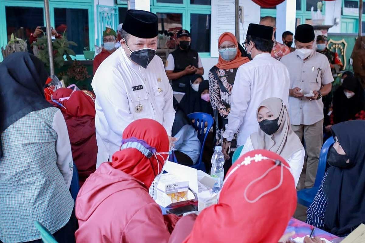Bupati Jember Hendy Siswanto saat mengunjungi acara vaksinasi gratis di Pondok Pesantren Alfalah, Desa Karangharjo, Kecamatan Silo. (ist) - Percepat Target Vaksinasi, Pemkab Jember Gelar Vaksin Gratis Bagi Warga Kecamatan Silo