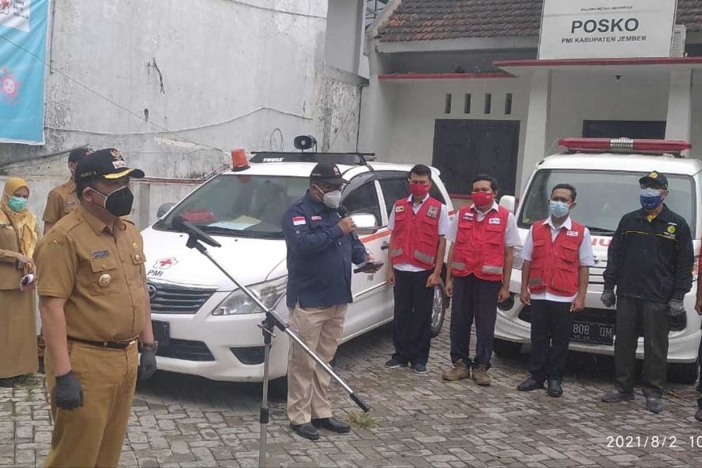 Bupati Jember melepas mobil Gunner Spraying di Markas PMI Jember. (ist) - PMI Jember Kerahkan 3 Unit Gunner Spraying Semprotkan Disinfektan