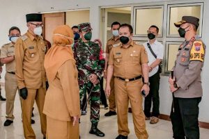Bupati dan Wabup Jember cek kesiapan tempat isoter. (ist) - Cek Tempat Isoter, Bupati Hendy: Perlu Pembenahan Fasilitas Pendukung