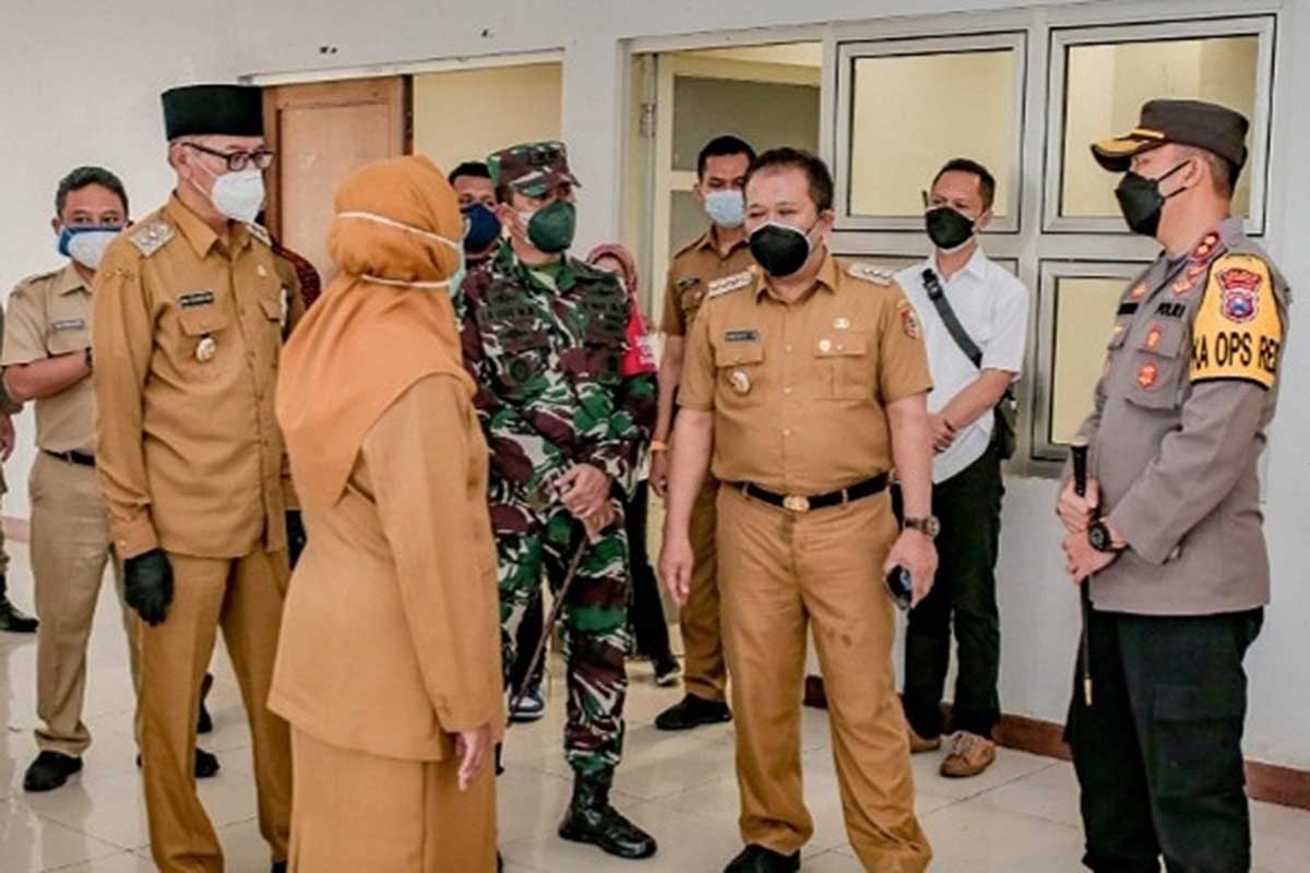 Bupati dan Wabup Jember cek kesiapan tempat isoter. (ist) - Cek Tempat Isoter, Bupati Hendy: Perlu Pembenahan Fasilitas Pendukung