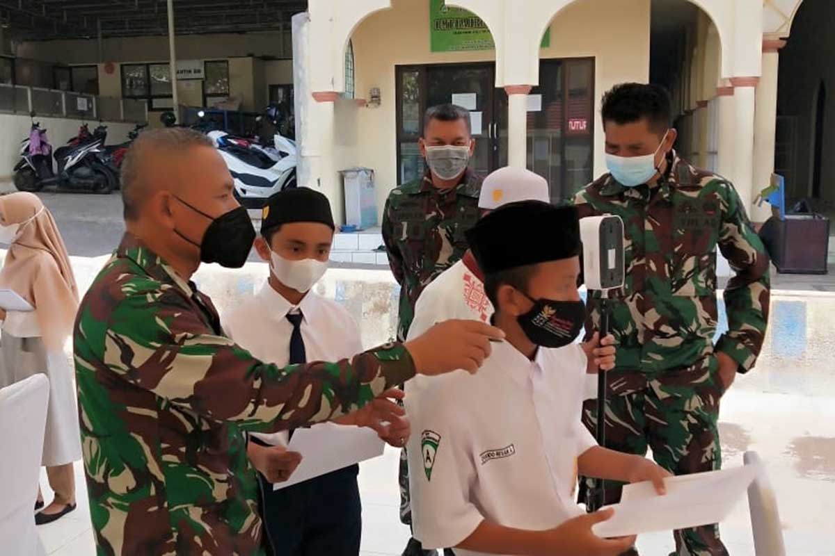Dandim 0833 mendampingi proses vaksinasi di Ponpes Bahrul Magfiroh. (ist) - Dandim 0833 Dampingi Vaksin 1.412 Santri Ponpes Bahrul Magfiroh