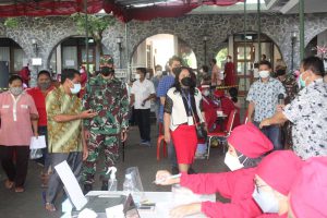 Dandim 0833 tinjau vaksinasi di Gereja Katolik Ratu Rosari oleh RSIA Mawar. (ist) - Dandim 0833 Tinjau Vaksinasi di Gereja Katolik Ratu Rosari oleh RSIA Mawar