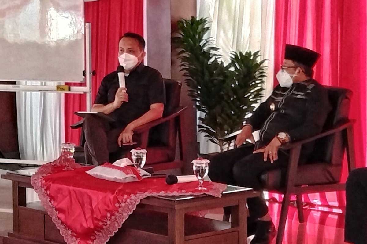 Deputi Bidang Koordinasi Investasi dan Pertambangan Kemenko Marves, Septian Hario Seto, didampingi Walikota dan Wawalikota. (jaz) - Deputi Kemenko Marves Usulkan Isolasi Ibu Hamil di Malang