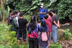 Dosen dan mahasiswa Polinema koordinasi di Coban Tarzan. (ist) - Polinema Penuhi Kebutuhan Listrik Coban Tarzan Dengan Teknologi Piko Hidro