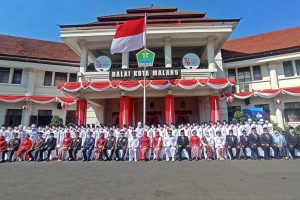 Forpimda bersama Paskibra Kota Malang, setelah upacara di halaman Balaikota. (ist) - Peringati HUT ke-76 RI, Walikota: Saling Menguatkan untuk Tangguh dan Tumbuh Bersama