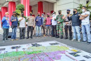 Foto bersama Forkopimda dan perwakilan Aremania. (jaz) - 650 Personel Gabungan Sekat 9 Titik Antisipasi Konvoi, Berikut Lokasinya
