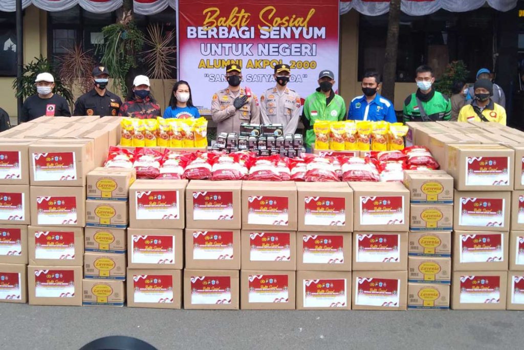 Foto bersama ojol, komunitas dan pedagang. (jaz) - Alumni Akpol 2000 Baksos Bagikan 50 Ton Beras dan Sembako