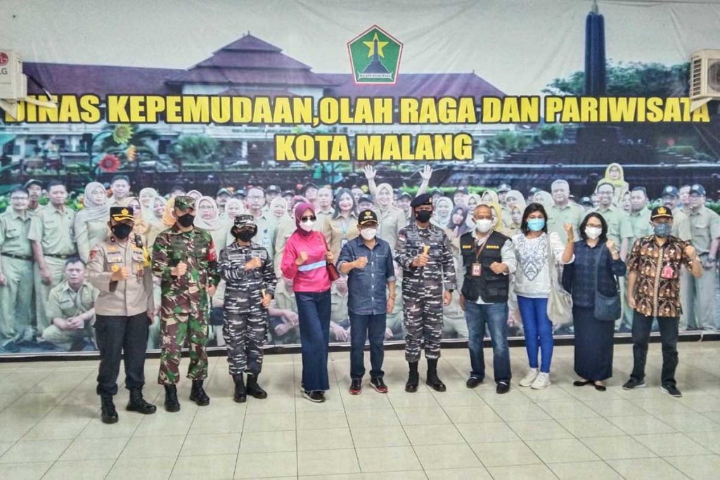 Foto bersama selepas meninjau lokasi. (jaz) - Vaksin di Stadion Gajayana, Pangkoarmada II Himbau Masyarakat Datang Sesuai Jadwal