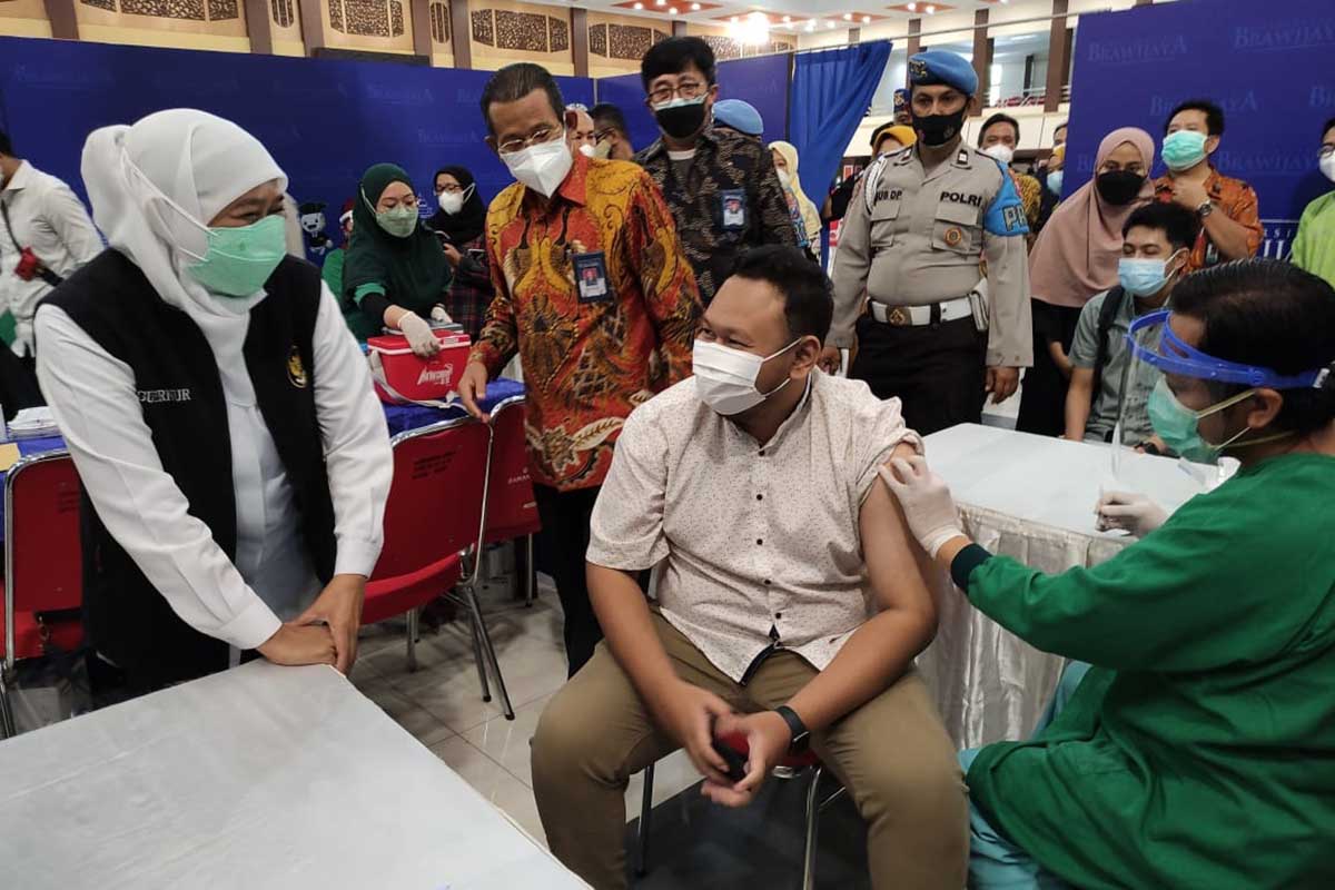 Gubernur Jatim menanyakan kondisi salah satu mahasiswa usai divaksin. (rhd) - Mojokerto dan Surabaya Capai Target 70 Persen Vaksinasi