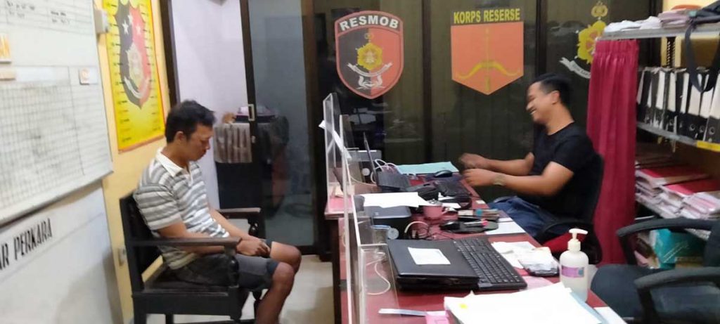 Hariyanto terduga pelaku pencuri HP milik RA di Mapolsek Cluring. (Ist) - Warga Desa Singolatren Curi HP Jadi Bulan-bulan Massa