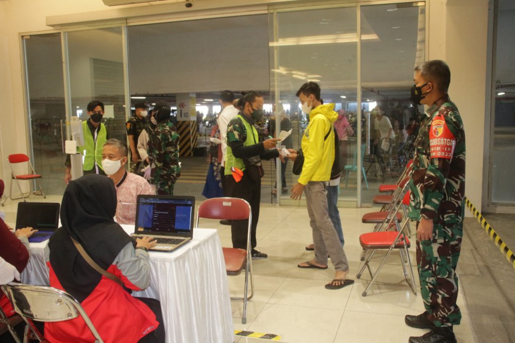 Penerima vaksin diskrining kesehatannya sebelum vaksinasi.
