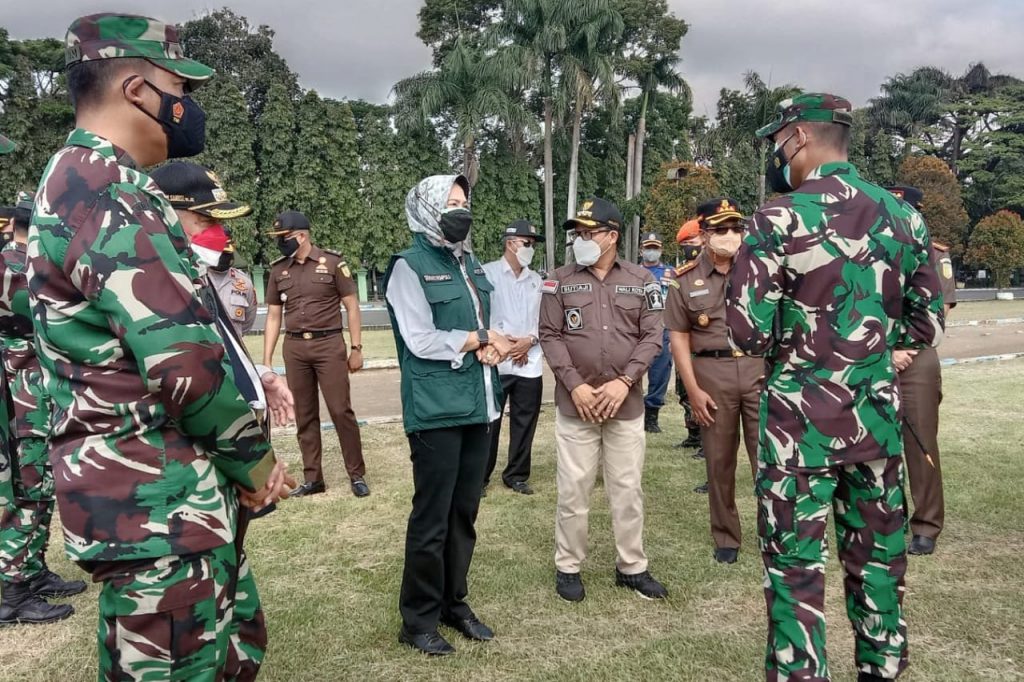 Forkopimda Malang Raya selepas apel berbincang-bincang. (jaz)
