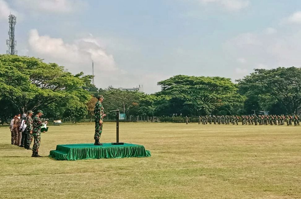 Danrem 083/Bdj Kolonel Inf Irwan Subekti memimpin gelar apel pasukan. (ist) - Apel Gelar Pasukan, TNI-Polri-Forpimda Kerjasama Pindahkan Isoman ke Isoter