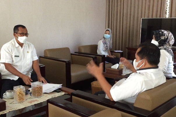 Sekretariat Dewan DPRD saat membahas SIPRADA.