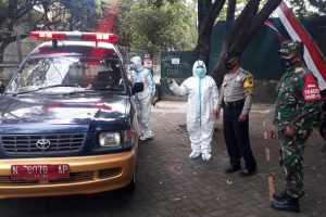 Evakuasi pasien isoman ke isoter.