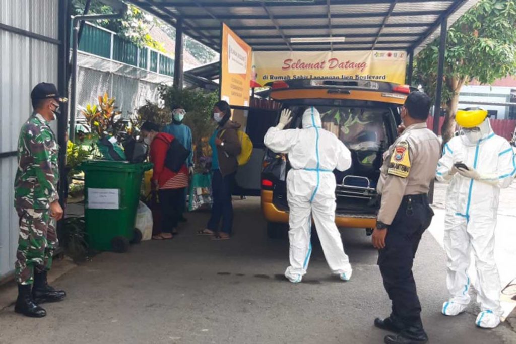 Isoman tiba di Isoter untuk menjalani perawatan. (ist) - Tim Gabungan Bertahap Evakuasi 70 Isoman ke Isoter - Tim Gabungan Bertahap Evakuasi 70 Isoman ke Isoter • Hampir 200 isoman dievakuasi selama 3 hari