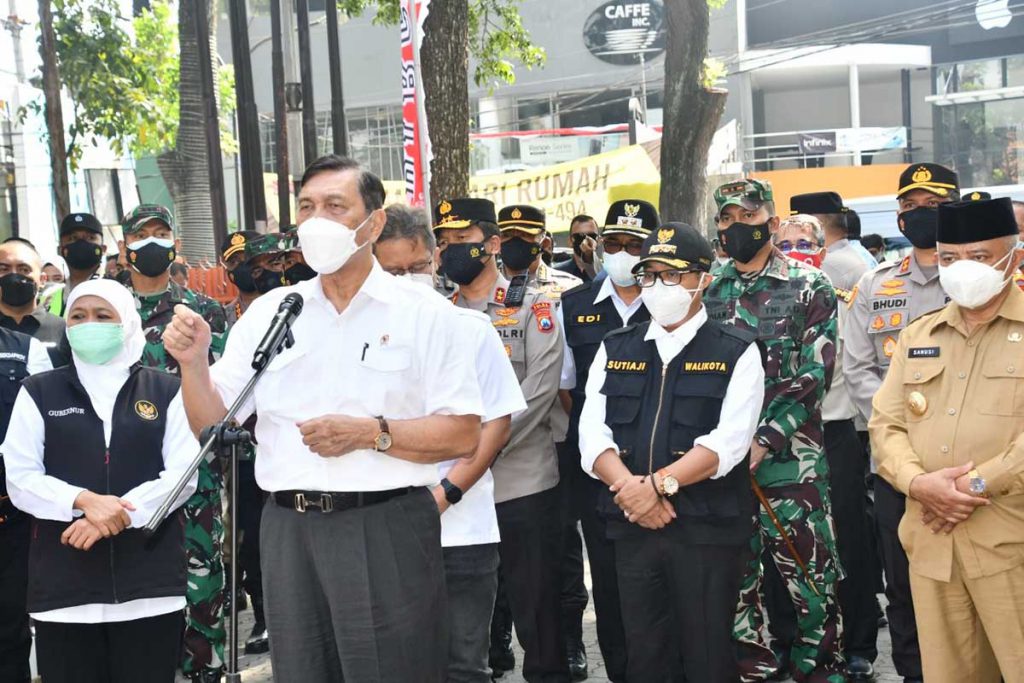 Jajaran Forpimda Jatim dan Malang Raya mendampingi Menko Marves. (jaz) - Khofifah Sapa Anak-anak Isoman di Safehouse