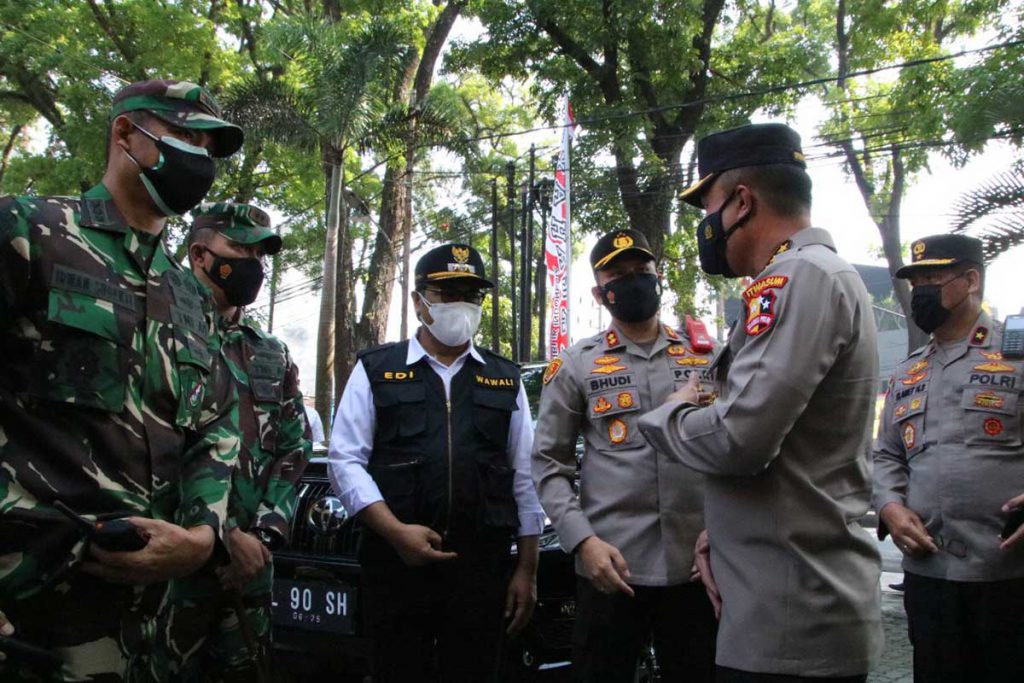 Jajaran Forpimda Kota Malang mendampingi Irwasum Polri. (ist) - Irwasum Polri Monitoring Isoter dan Vaksinasi di Kota Malang