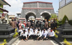 Jajaran Lapas Kelas I Malang bersama para WBP yang mendapat remisi. (ist) - 1.580 WBP Lapas Kelas I Malang Dapat Remisi HUT ke-76 RI