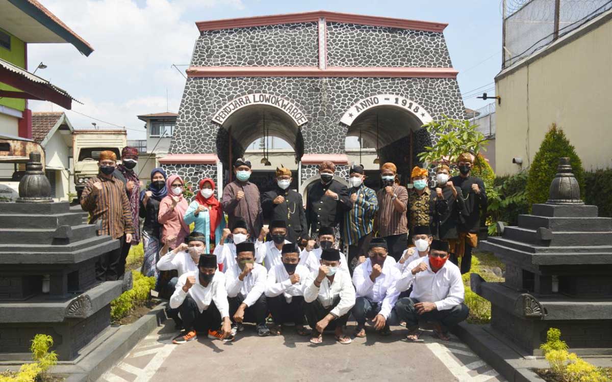 Jajaran Lapas Kelas I Malang bersama para WBP yang mendapat remisi. (ist) - 1.580 WBP Lapas Kelas I Malang Dapat Remisi HUT ke-76 RI