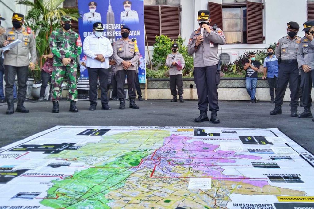Kabag Ops Polresta Malang Kota, Kompol Sutantyo, menjelaskan tactical floor penyekatan. (jaz) - 650 Personel Gabungan Sekat 9 Titik Antisipasi Konvoi, Berikut Lokasinya