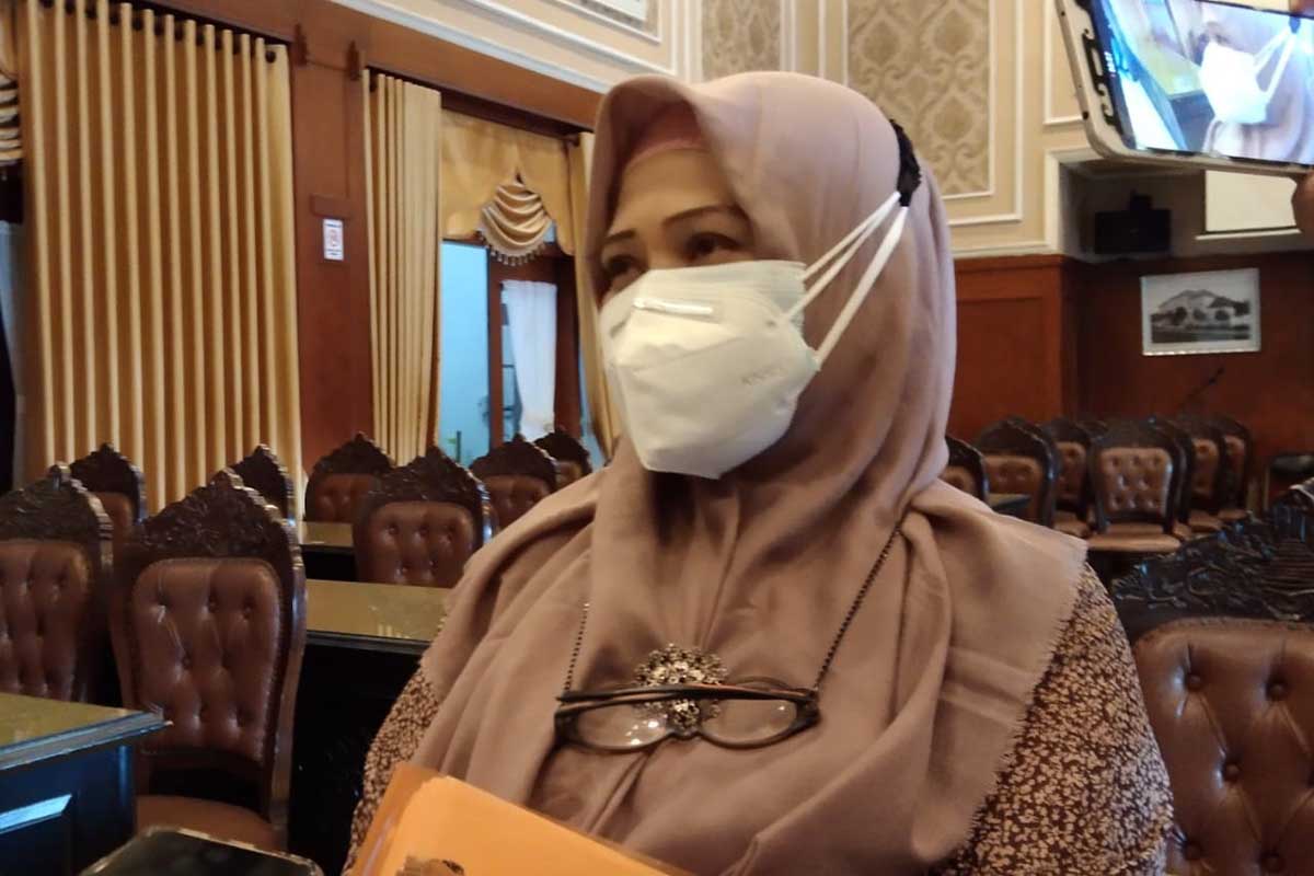 Kabid Pemberdayaan Sosial dan Penanganan Fakir Miskin, Juwita menjelaskan bansos sopir angkot. (jaz) - Bansos Sopir Angkot Bakal Cair, Dinsos Pastikan Data Valid