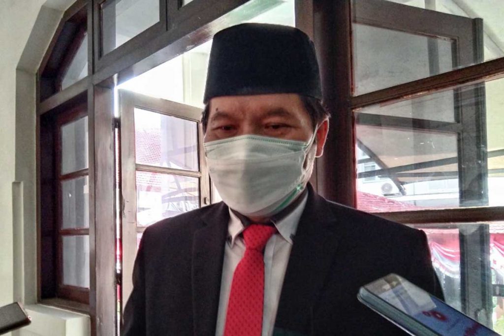 Kadinkes Kota Malang, dr Husnul Muarif, menjelaskan perkembangan isoter. (jaz) - Dinkes Masih Jajaki Kekurangan Sarpras Isoter