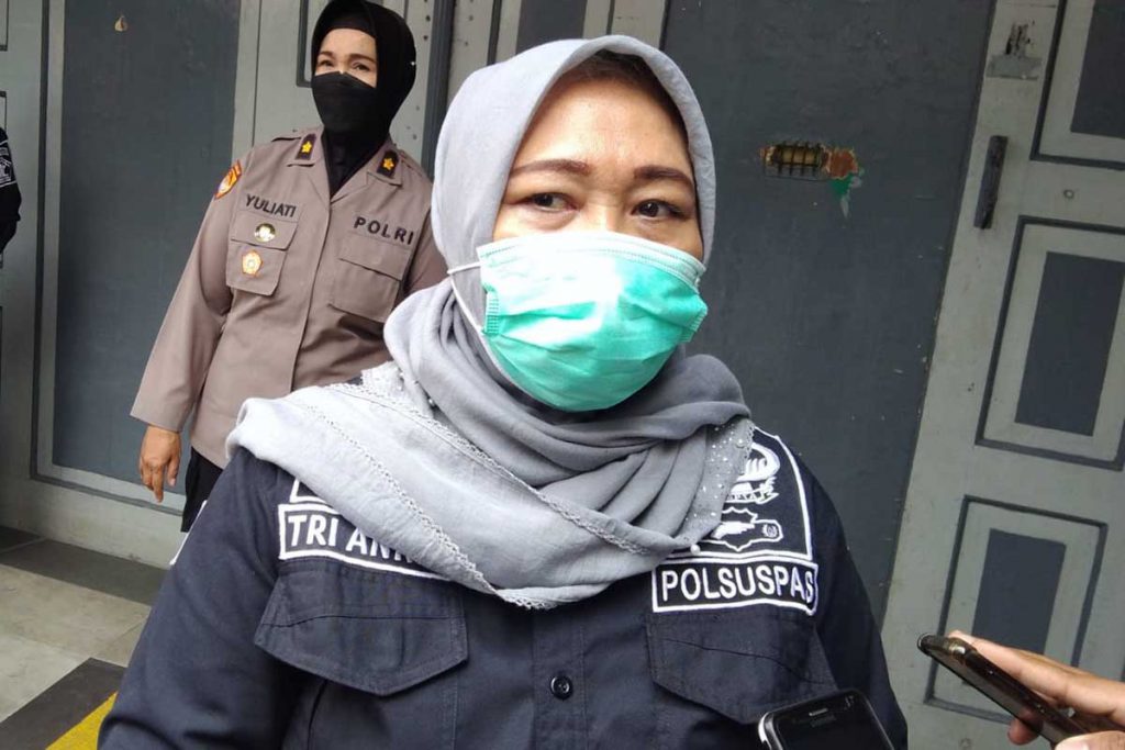 Kalapas Perempuan Kelas II A, Tri ana Ariyanti menjelaskan vaksinasi. (jaz) - 260 Lapas Perempuan Divaksin AstraZeneca
