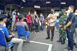 Kapolda Jawa Timur, Irjen Pol Nico Afinta meninjau vaksinasi Aremania. (jaz) - Kapolda Jatim Tinjau Vaksinasi Aremania