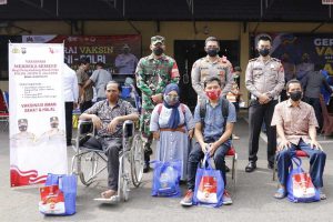 Kapolresta Malang Kota dan Dandim 0833 berikan souvernir bagi Disabilitas. (ist) - Polresta Makota Kado Vaksinasi Merdeka Semeru Bagi Disabilitas dan Aremania