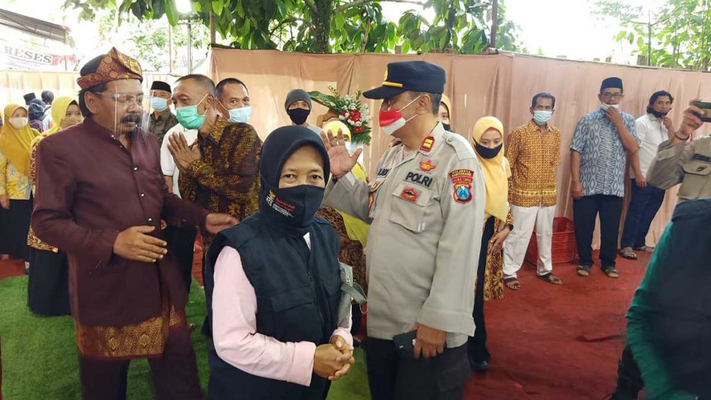 Kapolsek Sempu, Iptu Rudi Sunaryanto saat melakukan teguran kepada Jarwoto agar menghentikan acara hajatan pernikahan. (Kuryanto) - Polsek Sempu Kembali Bubarkan Acara Hajatan pernikahan