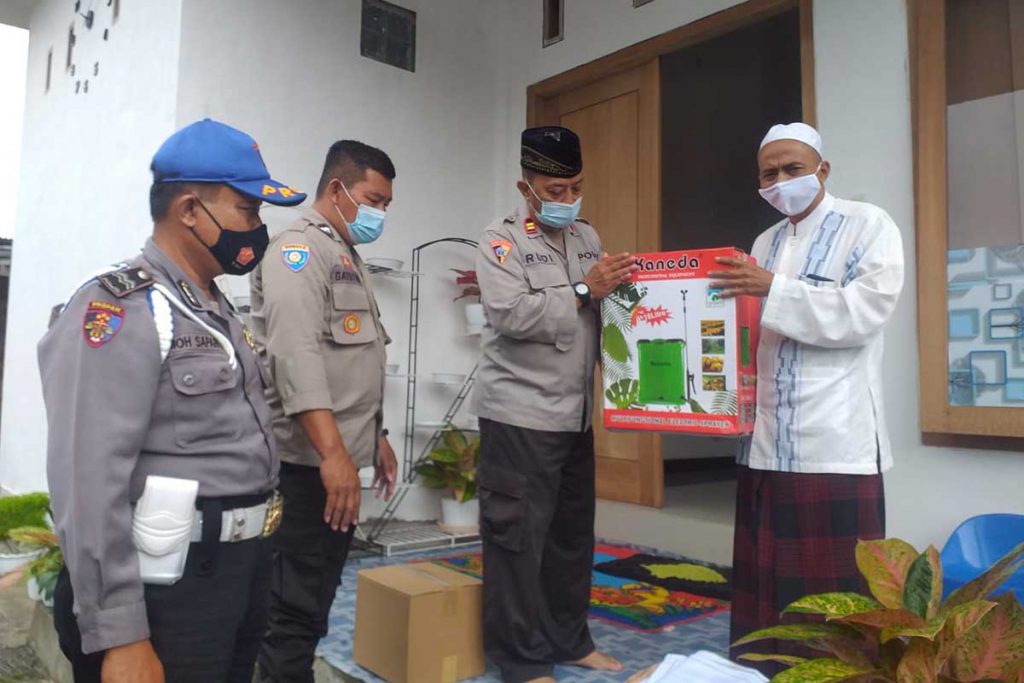 Kapolsek Sempu, Iptu Rudi Sunaryanto saat menyerahkan bantuan kepada Satgas Kampung Tangguh di Ponpes Tangguh Almunawiri, dusun Mangli, Desa Karangsari, Selasa (3/8/2021) siang. (Foto: Kuryanto) - Polsek Sempu Bagikan Ratusan Masker, Disinfektan dan Puluhan Paket Sembako