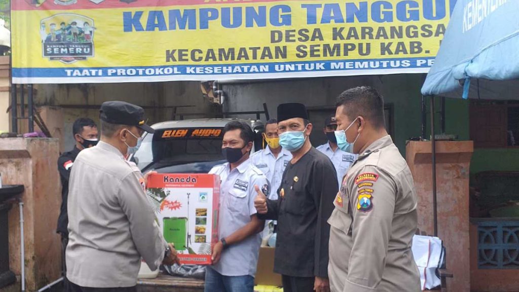 Kapolsek Sempu, Iptu Rudi Sunaryanto saat menyerahkan bantuan kepada Satgas Kampung Tangguh di Desa Karangsari, Selasa (3/8/2021) siang. (Foto: Kuryanto) - Polsek Sempu Bagikan Ratusan Masker, Disinfektan dan Puluhan Paket Sembako