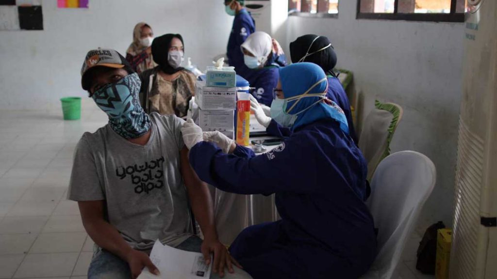 Kegiatan Vaksinasi yang dilaksanakan BAIS, bertempat di halaman SMPN 3 Pesanggaran, Banyuwangi, Senin (9/8/2021) - BAIS Gelar Vaksinasi Masal, Sediakan 2.500 Dosis Vaksin