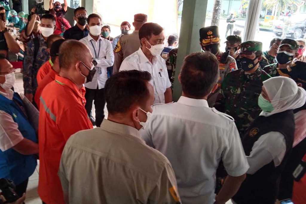 Rombongan meninjau vaksinasi di Poltekes. (jaz) - Kunjungan ke Malang, Menko Marves - Kemenkes Tinjau Safehouse hingga Vaksinasi