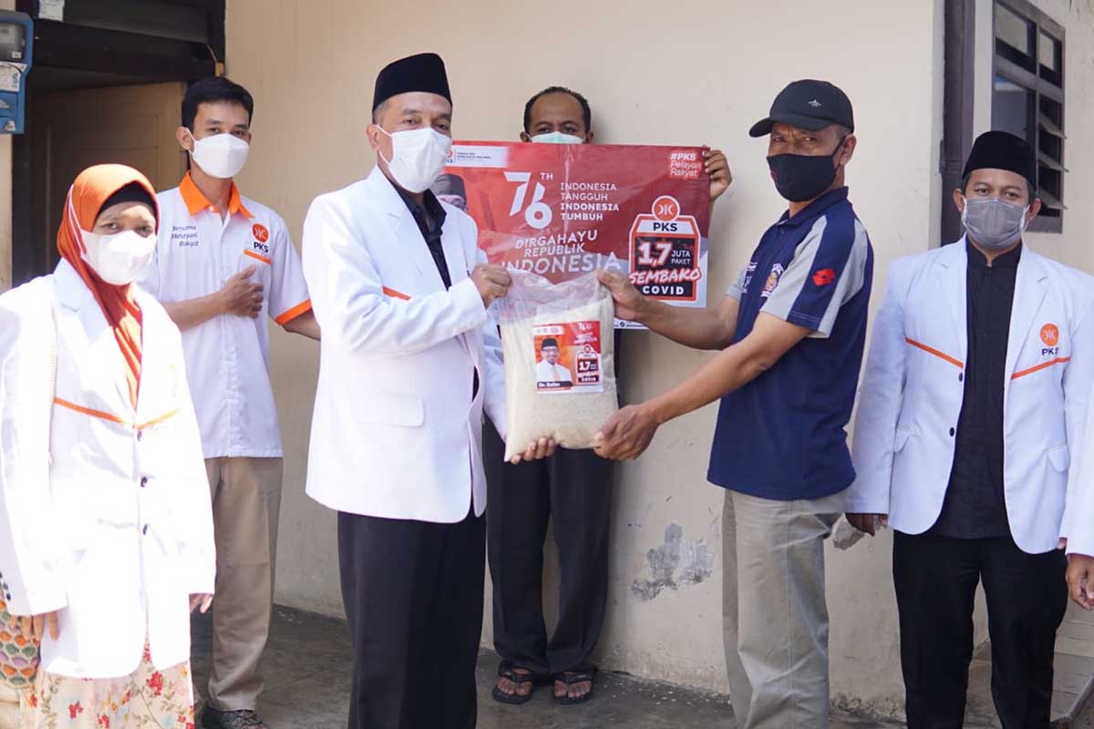 Ketua DPD PKS Kota Malang, Ernanto Djoko Purnomo, menyalurkan paket sembako. (ist) - Merdekakan Masyarakat Terdampak Covid-19, DPD PKS Kota Malang Bagikan 2.500 Paket Sembako