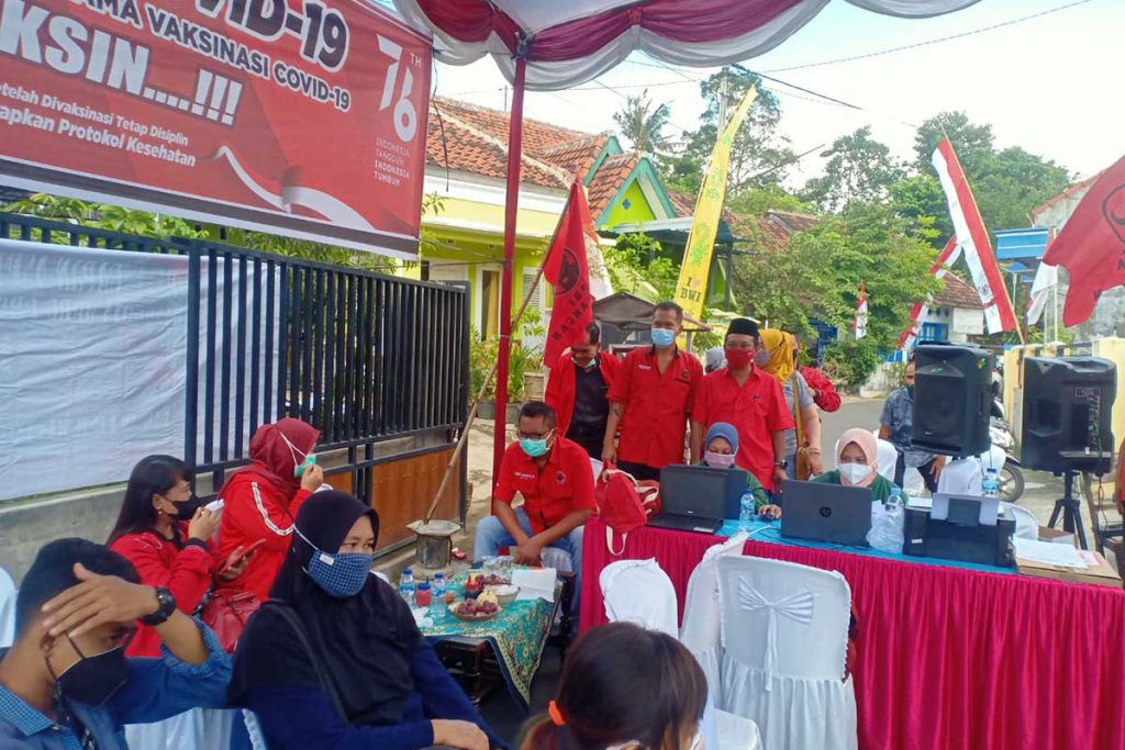 Ketua DPRD Kabupaten Banyuwangi, I Made Cahyana Negara saat mendampingi bupati Banyuwangi, Ipuk Fiestandani Azwar Anas saat memantau vaksinasi di lingkungan Kelurahan Kampung Melayu, Selasa (24/8/2021) siang. (Foto: Aras Sugiarto, Memo-X) - PDI Penjuangan Banyuwangi Gelar Vaksinasi di 25 Kecamatan