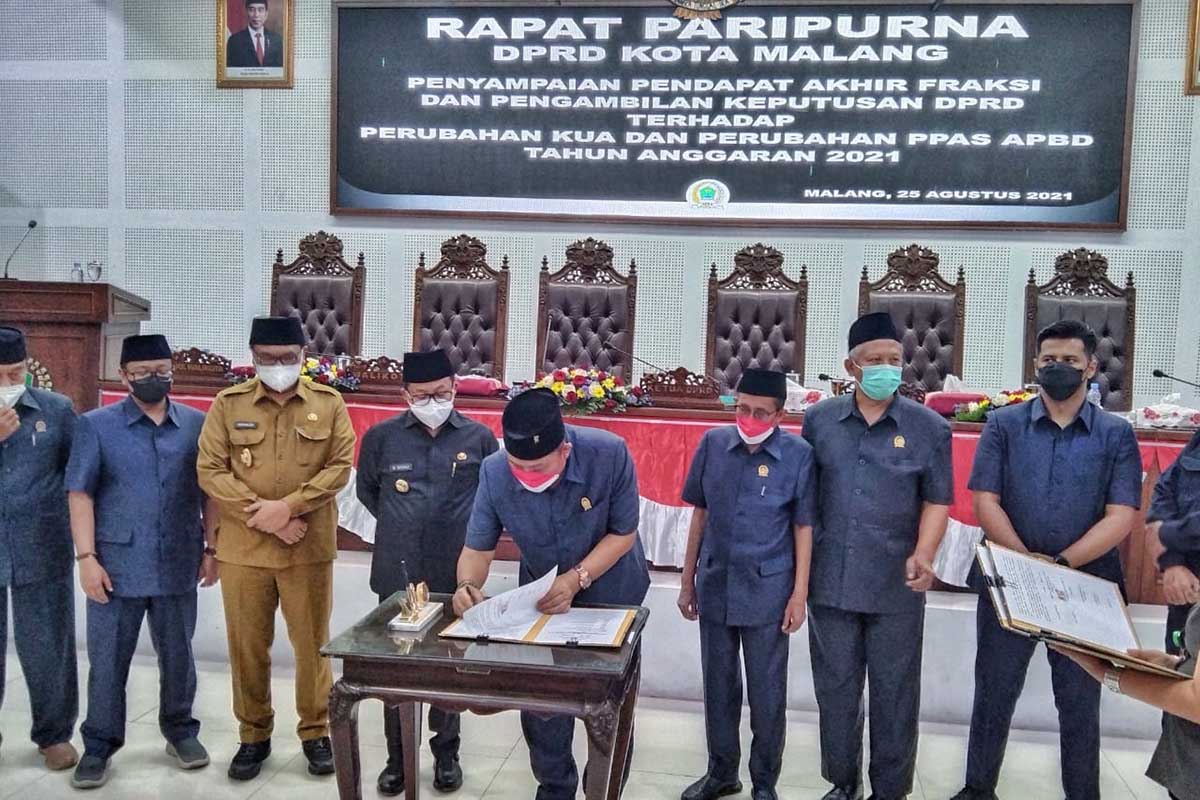 Ketua DPRD menandatangai nota kesepahaman KUA PPAS. (jaz) - Terjadi Penurunan PAD, DPRD Minta Tak Terlalu Drastis