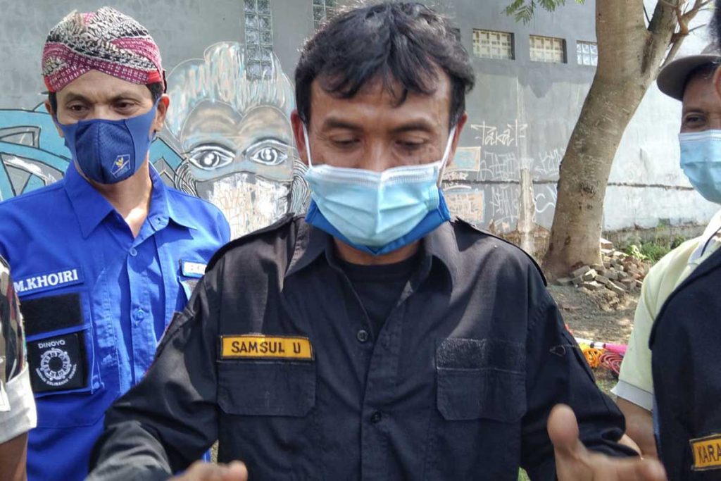 Ketua Karangtaruna Kelurahan Tunggulwulung, Samsul Utomo, menjelaskan kepada media. (jaz) - Warga Lowokwaru Kibarkan Bendera Raksasa 30 x 21 Meter