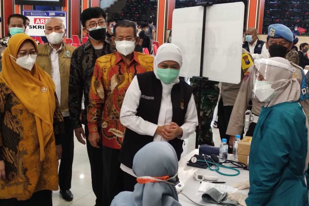Khofifah berdialog dengan mahasiswi saat skrining sebelum vaksin. (rhd) - Mojokerto dan Surabaya Capai Target 70 Persen Vaksinasi