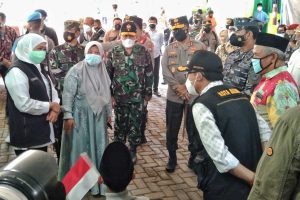 Khofifah bersama Forkopimda meninjau vaksinasi di Ponpes Gasek. (jaz) - Forkopimda Jatim Kunjungi Vaksinasi Ponpes Gasek