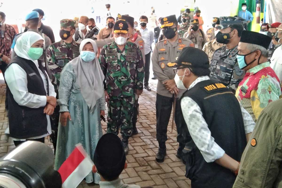 Khofifah bersama Forkopimda meninjau vaksinasi di Ponpes Gasek. (jaz) - Forkopimda Jatim Kunjungi Vaksinasi Ponpes Gasek
