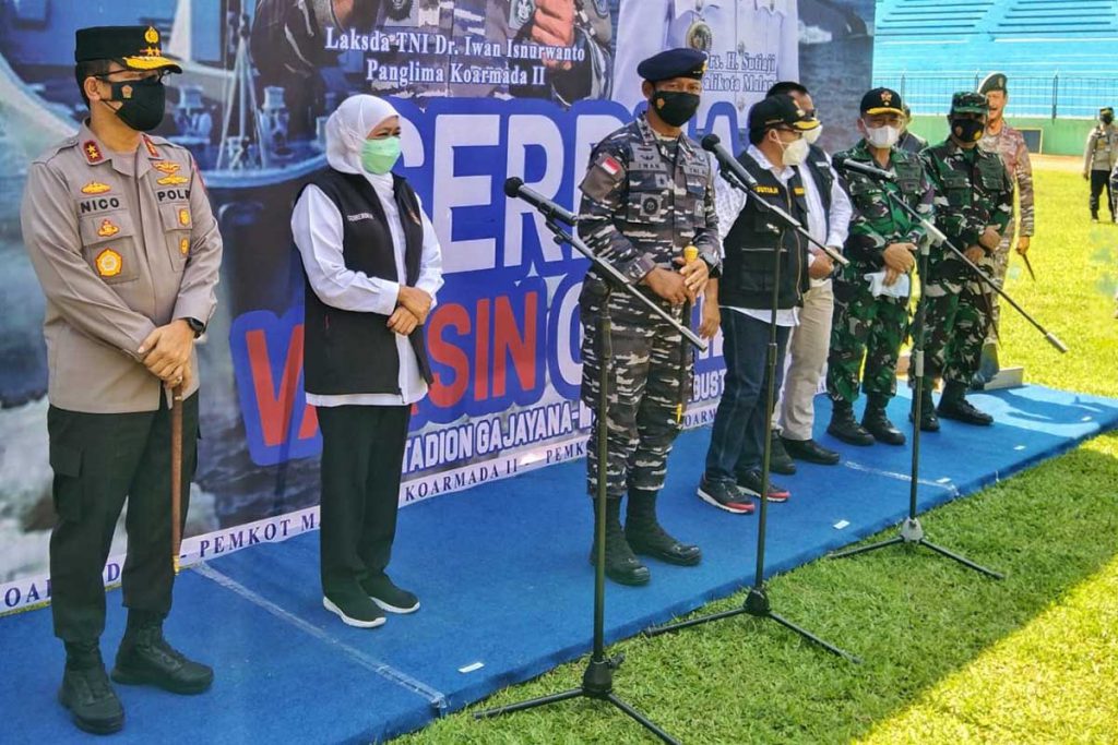 Khofifah didampingi Kapolda, Pangkoarmada II, dan Forkopimda menggelar konferensi pers. (jaz) - Buka Pendaftaran Langsung, Kuota Ditambah 10.000 Vaksin Sinovac