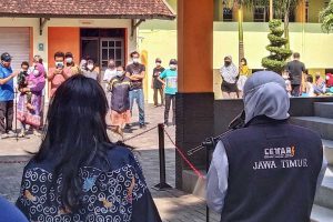Khofifah menyapa dari jarak jauh para isoman. (jaz) - Khofifah Sapa Anak-anak Isoman di Safehouse